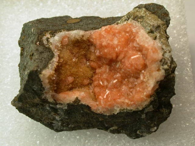Gmelinite-Na
