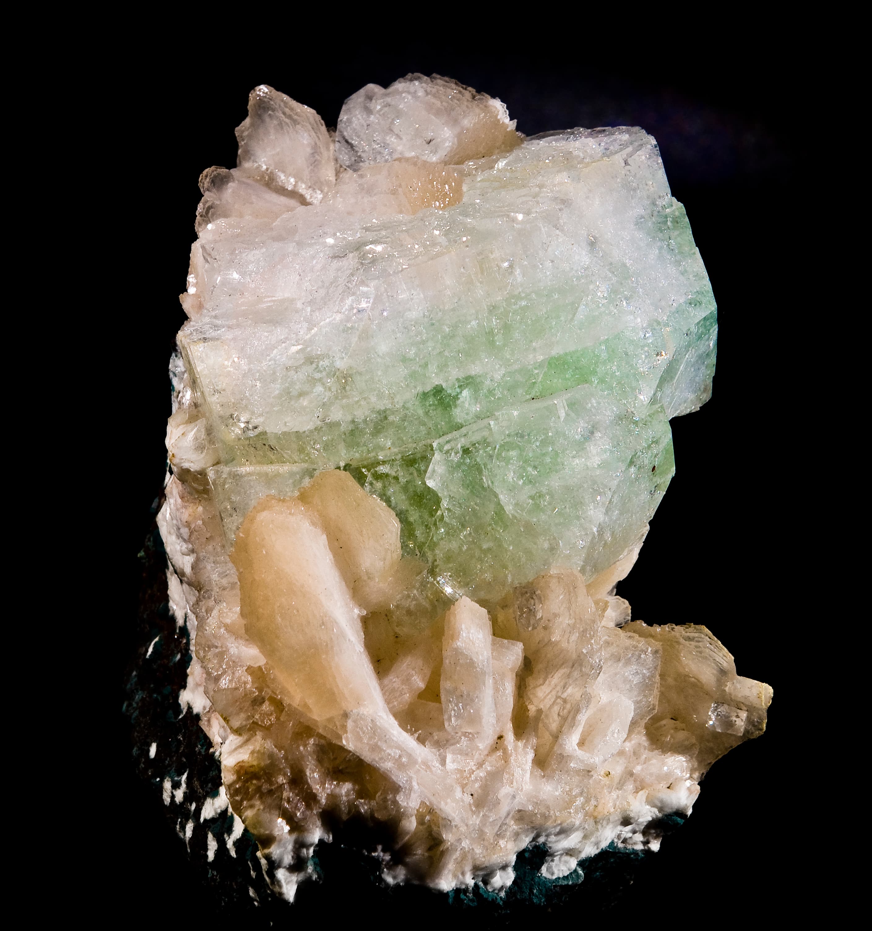 Apophyllite-(KF) with Stilbite